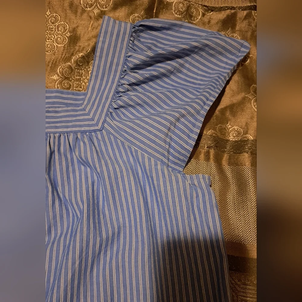 Gap top in S sz - Picture 2 of 4